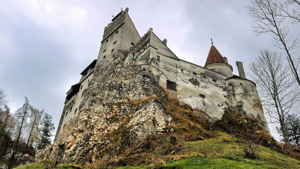 Zeci de pensiuni, scoase la vânzare la prețuri mult mai mici decât anii trecuți, în zona Bran-Moieciu / Cât ajunge să coste o proprietate