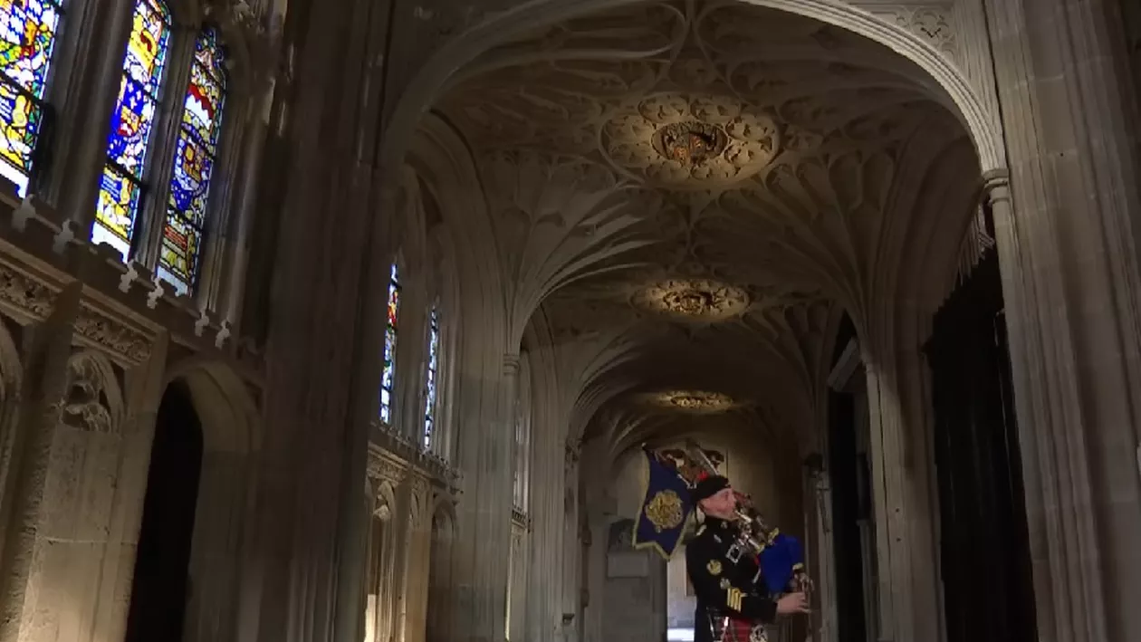 Cineva e plătit ca să-l trezească pe regele Charles cu cimpoiul, zilnic