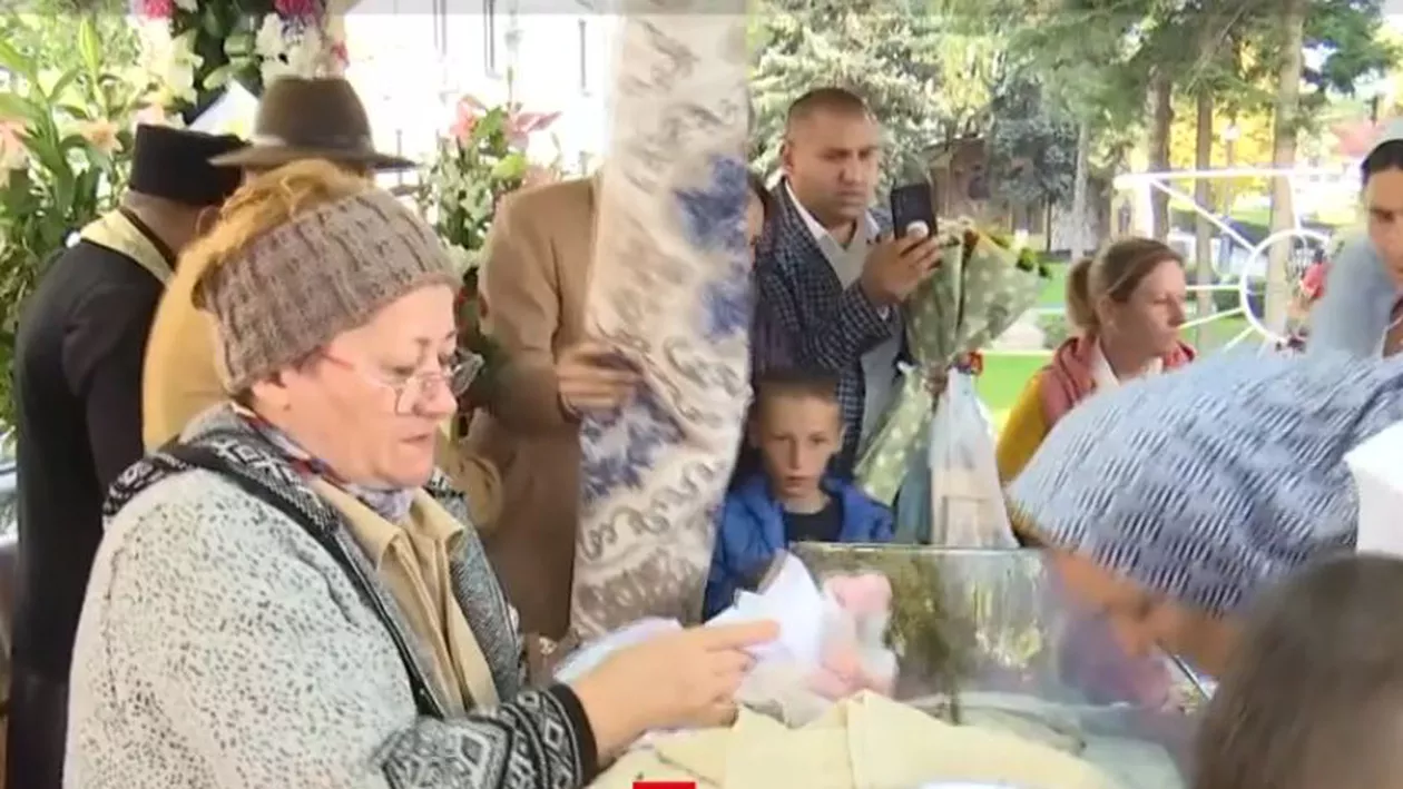 Un bărbat a venit cu covorul la moaştele Sfintei Parascheva