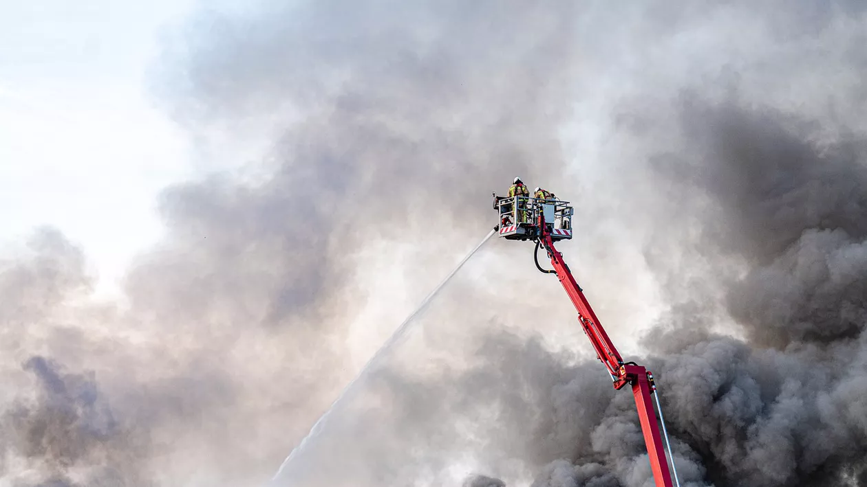 UPDATE: Un avion militar s-a prăbușit peste un bloc de locuințe din sudul Rusiei. Cel puțin 4 persoane au murit (VIDEO)