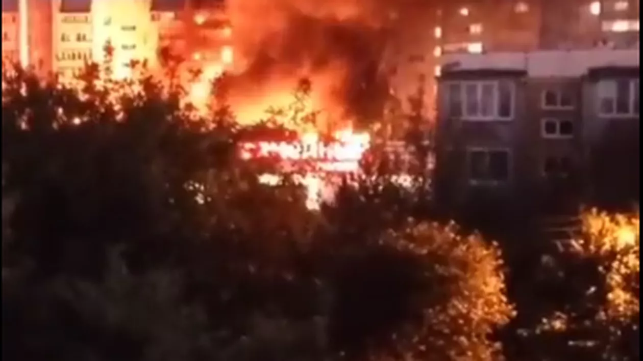 Doi piloți ruși riscă până la șapte ani de închisoare după prăbușirea unui bombardier în curtea unui bloc de locuințe (VIDEO)