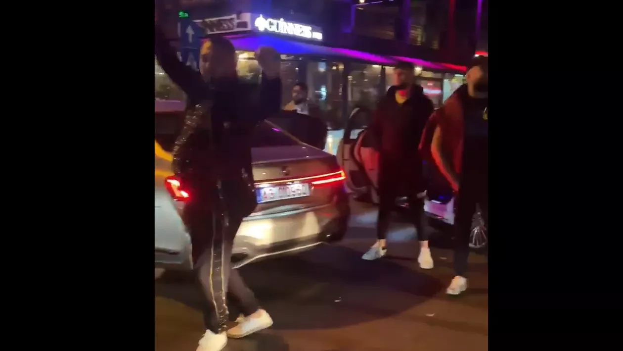 Dezmăț în fața autorităților. Mai mulți tineri au blocat circulația cu bolizii lor și au râs de șoferii prinși în trafic (VIDEO)