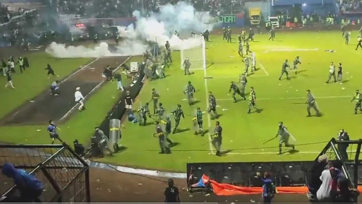Teroare pe un stadion din Indonezia. Sute de suporteri au murit în timpul unui meci de fotbal (VIDEO)