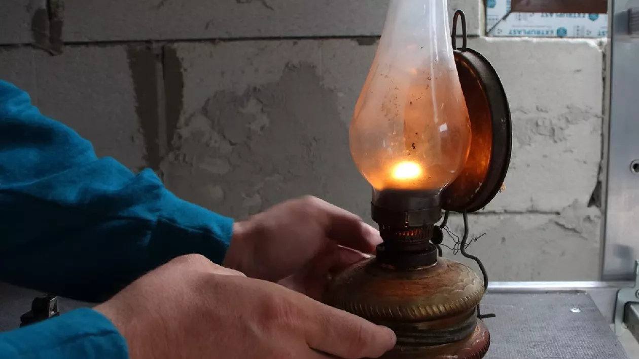 Speriați de criză, moldovenii cumpără lumânări, lanterne și candele, speriați de criza. Prețul produselor a crescut brusc