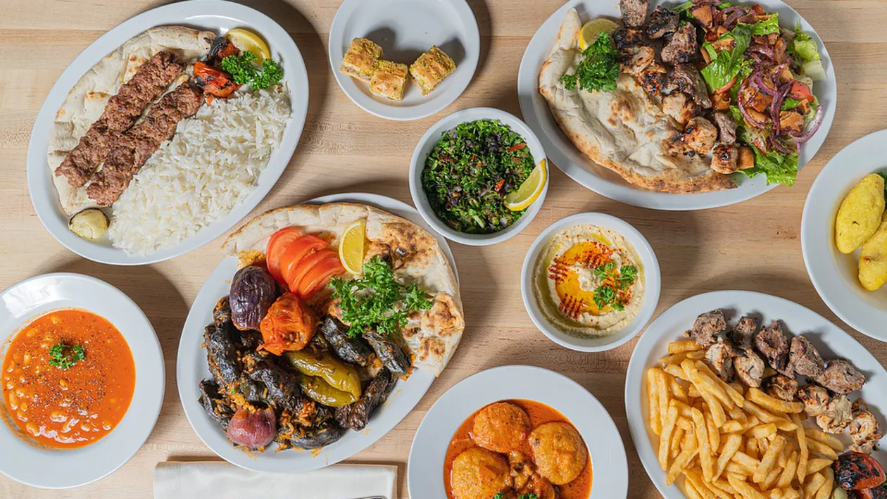 Suma șocantă pe care au plătit-o românii pentru o „masă bogată de 8 persoane”, într-un restaurant din Istanbul