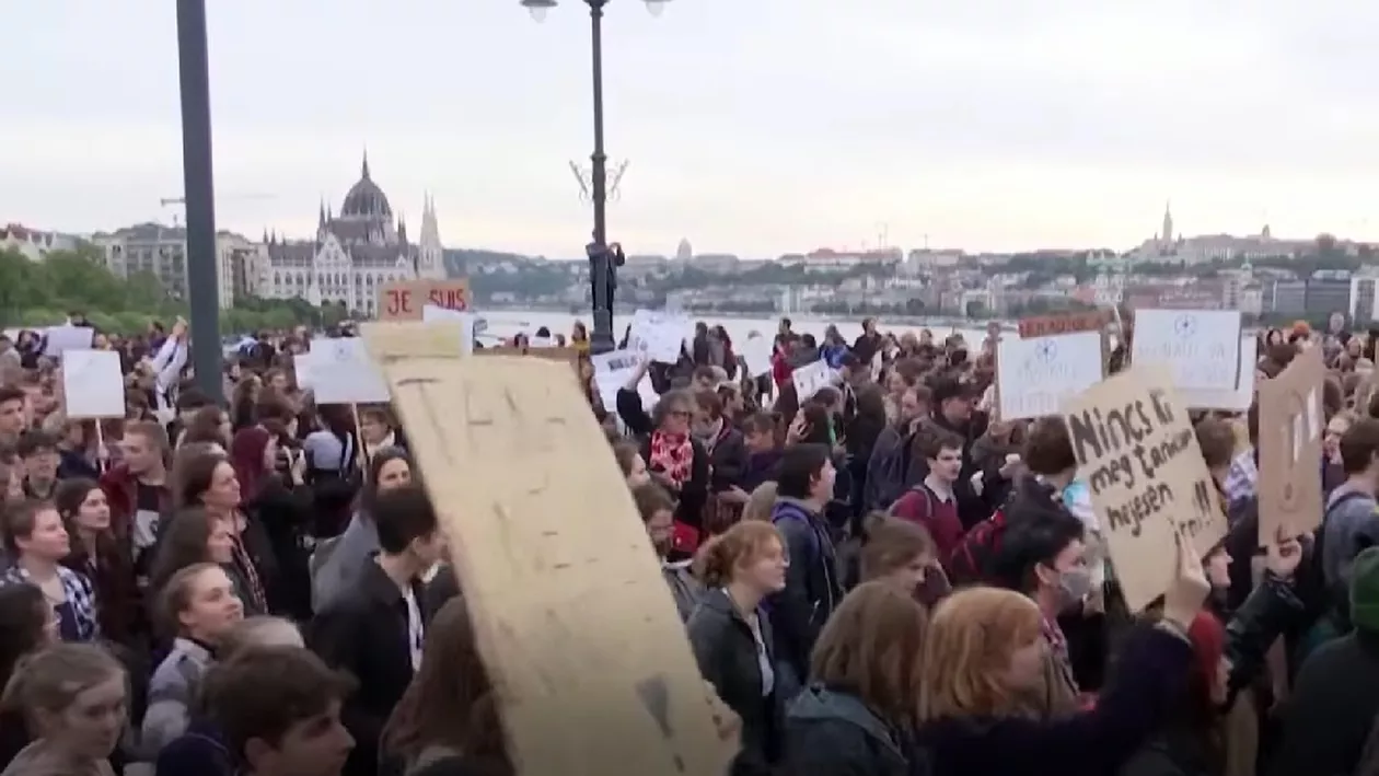 Mii de oameni au protestat împotriva guvernului premierului Orban și a inflației galopante