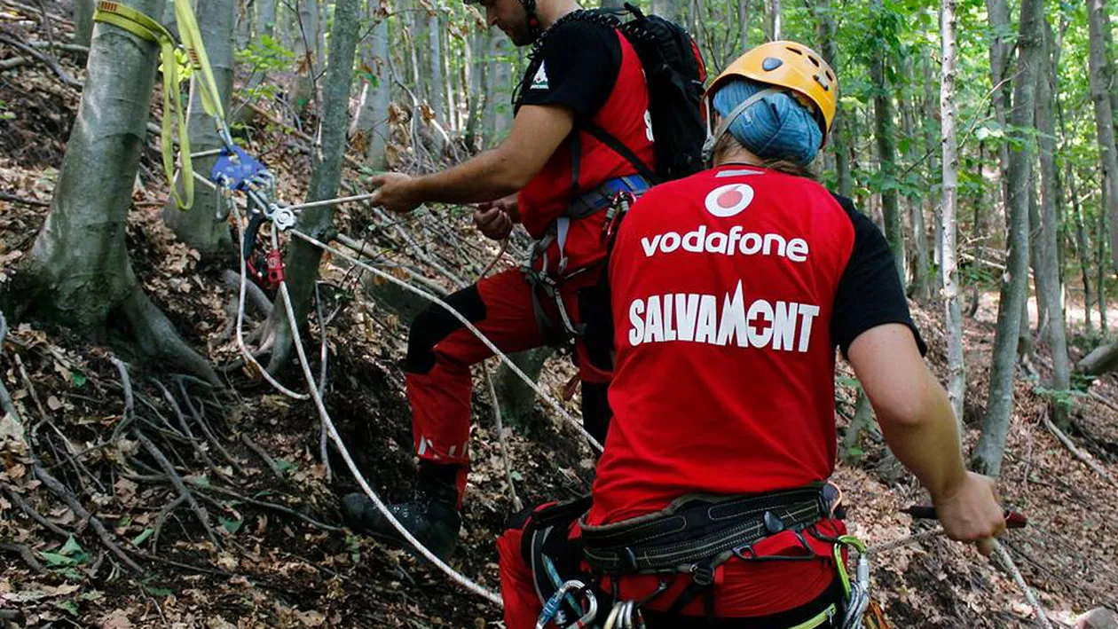 Un tată cu probleme medicale și doi copii epuizați au fost salvați de pe Masivul Ceahlău