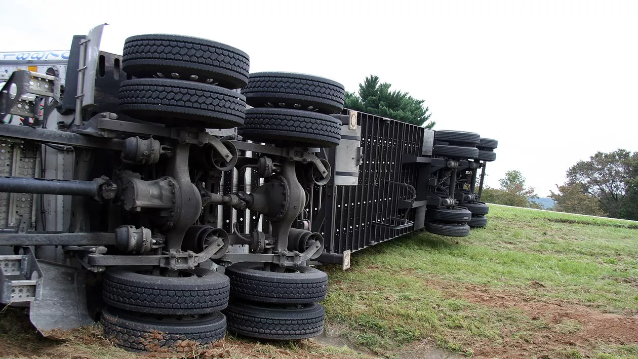 O cisternă încărcată cu vin s-a răsturnat pe un câmp după o coliziune cu un utilaj agricol în județul Suceava