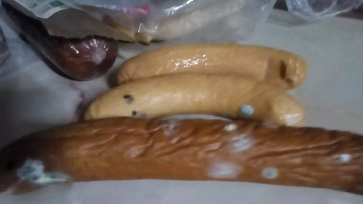 Mezeluri mucegăite, la vânzare într-un magazin din Giurgiu. Şef ANPC: „Unii operatori economici aleg să vândă gunoaie în loc de mâncare”