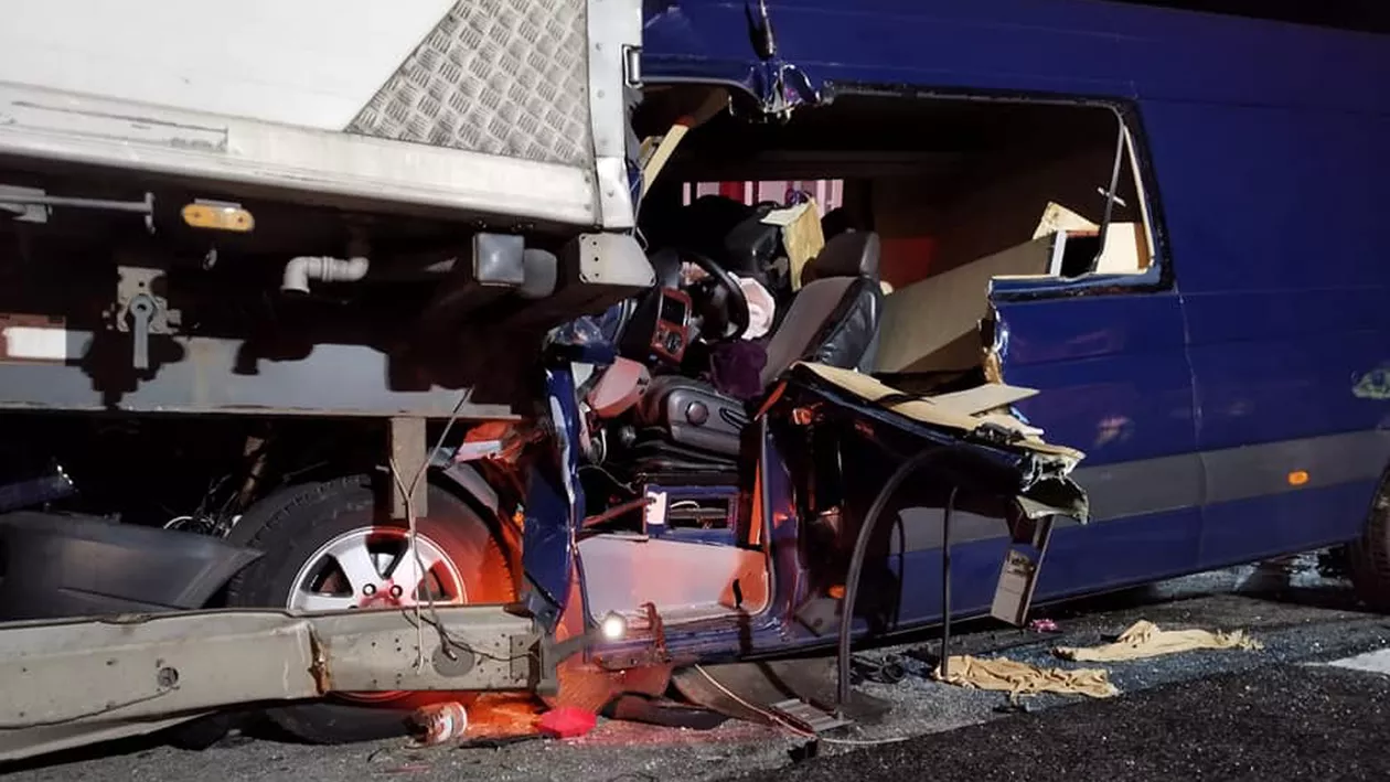 Accident grav în Râmnicu Vâlcea: un camion și un microbuz au fost implicate. Șase persoane au fost transportate la spital
