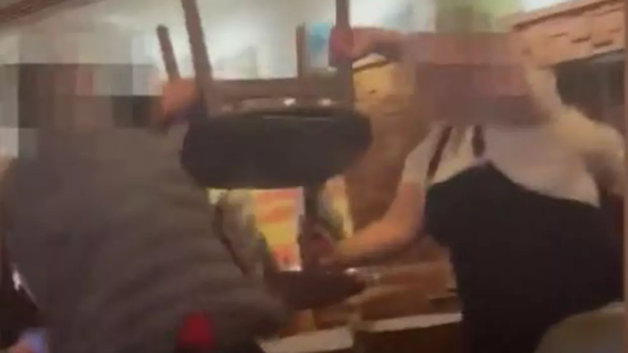 Clienții s-au bătut cu scaune într-un restaurant de familie din Anglia (VIDEO)