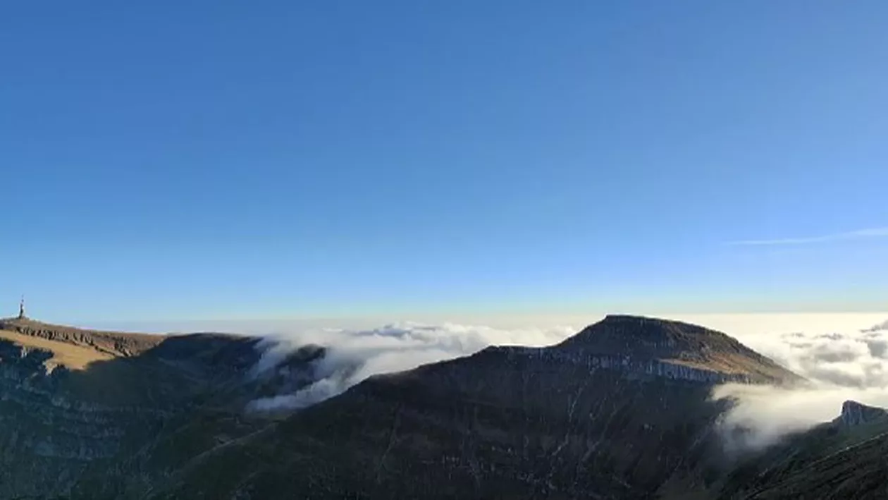 Imagini spectaculoase surprinse pe crestele Bucegilor. „Marea de nori” a fost filmată de la peste 2500 metri altitudine (VIDEO)