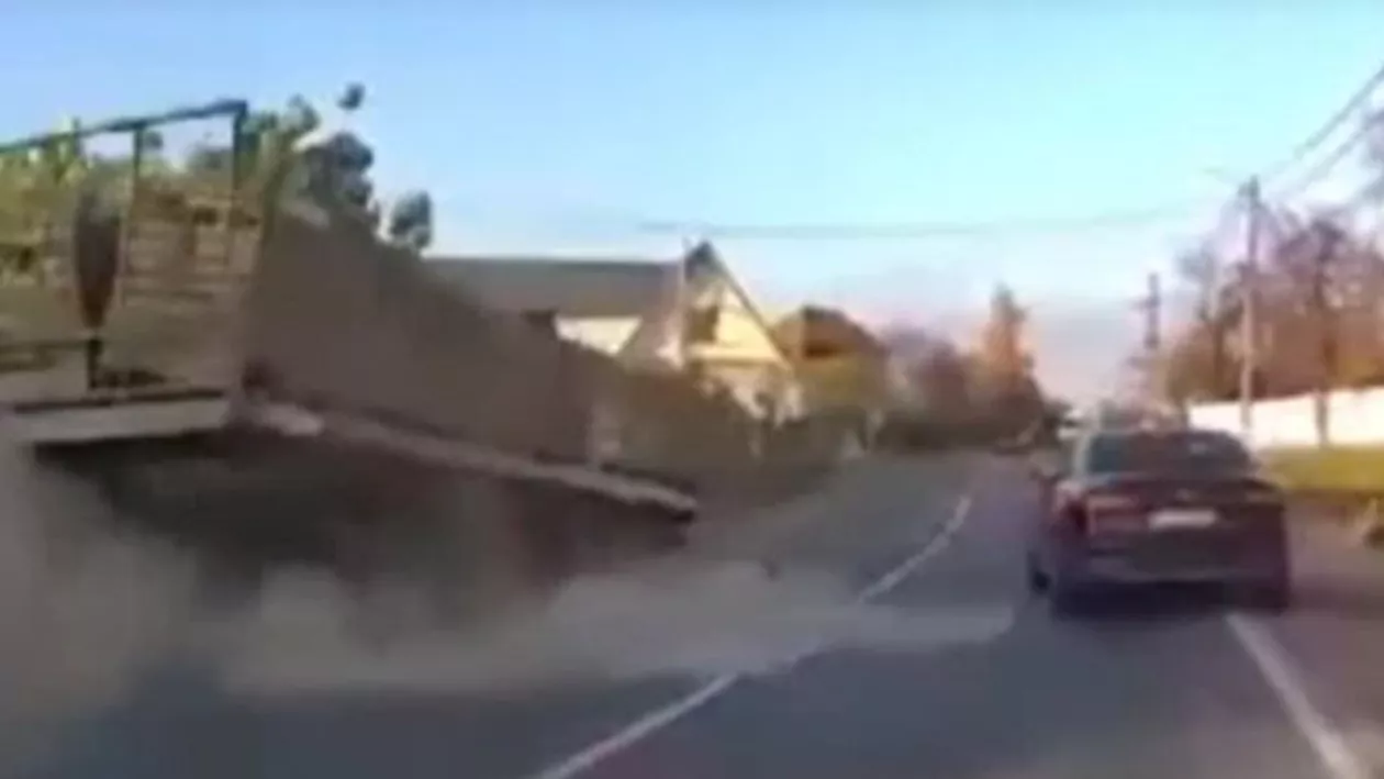 Un tractor care transporta varză s-a răstunat după ce a fost lovit de un TIR. Ce a cauzat accidentul
