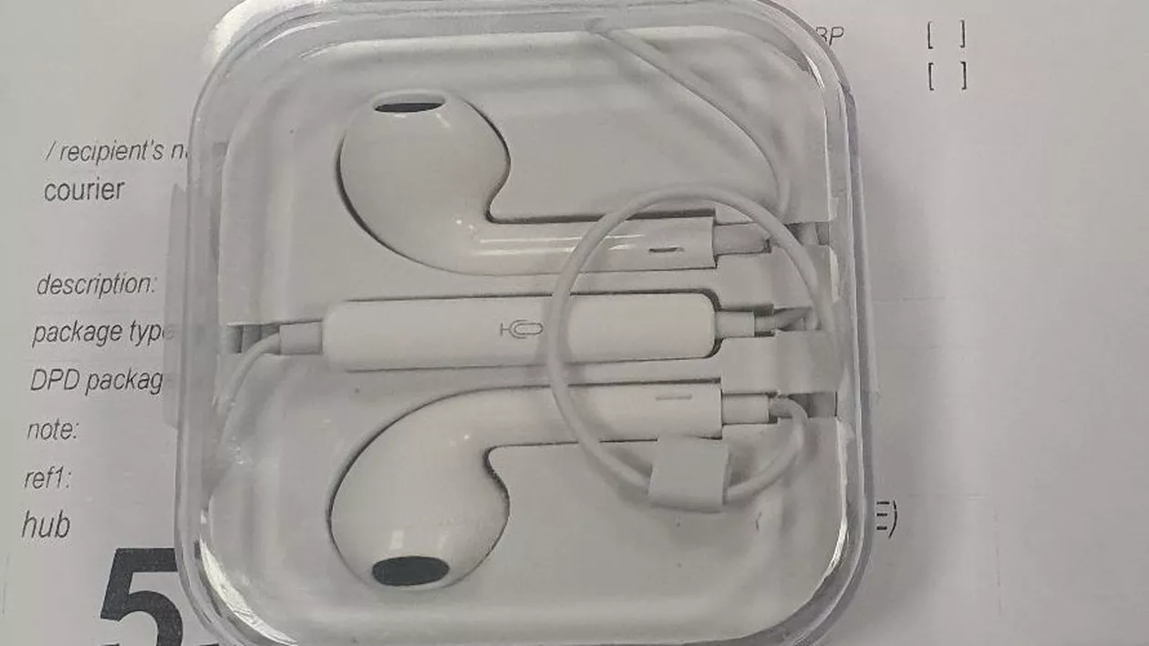 Cum au ajuns mai mulți români să plătească pentru produse pe care nu le-au comandat niciodată: Este posibil așa ceva? Să vină un curier la întâmplare? / Normal că nu răspunde nimeni la telefon