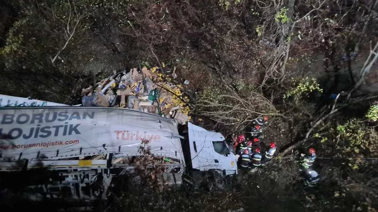 Un TIR a căzut într-o prăpastie în apropierea Porților de Fier