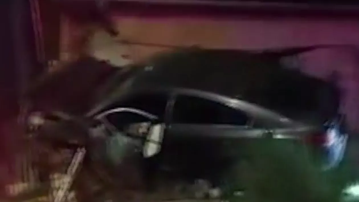Accident grav în Satu Mare. Un șofer a intrat cu mașina într-o casă din comuna Rătești (VIDEO)