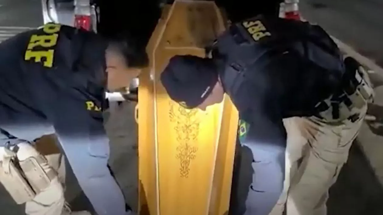 Au oprit un bărbat care susținea că transportă un sicriu gol. Descoperirea uluitoare făcută de oamenii legii când au deschis coșciugul