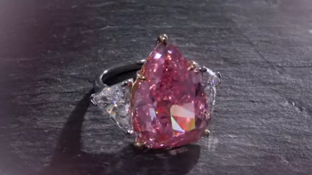 Cel mai mare diamant vândut la o licitație - Fortune Pink - s-a vândut cu peste 28,5 de milioane de dolari