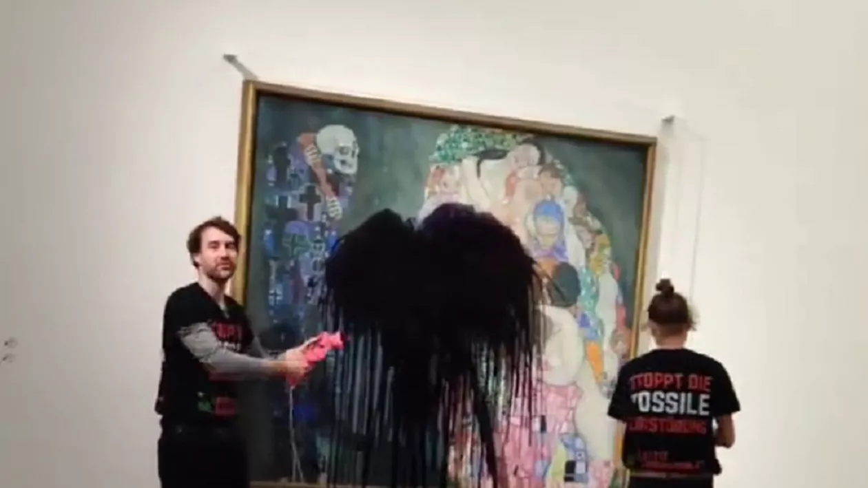 Viena: Activiști ecologiști au stropit cu un lichid negru un tablou de Gustav Klimt