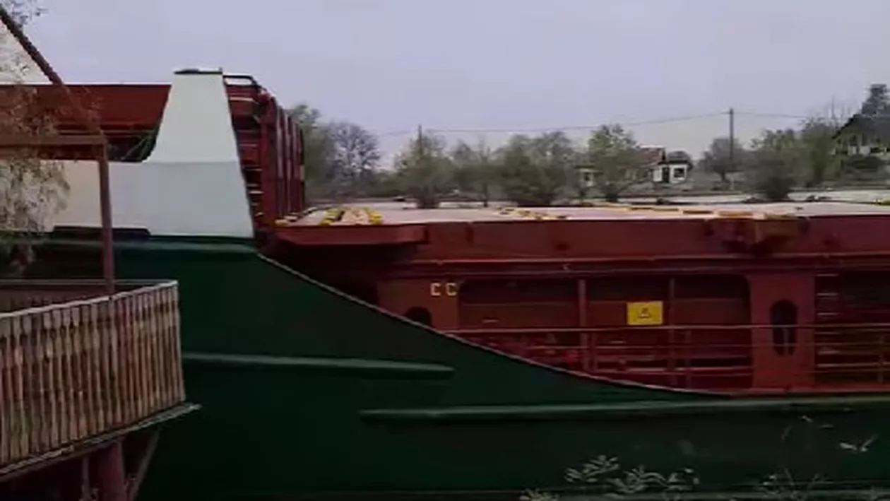 O navă încărcată cu minereu a fost la un pas să lovească pontonul unei pensiuni după ce a eșuat pe Dunăre (VIDEO)