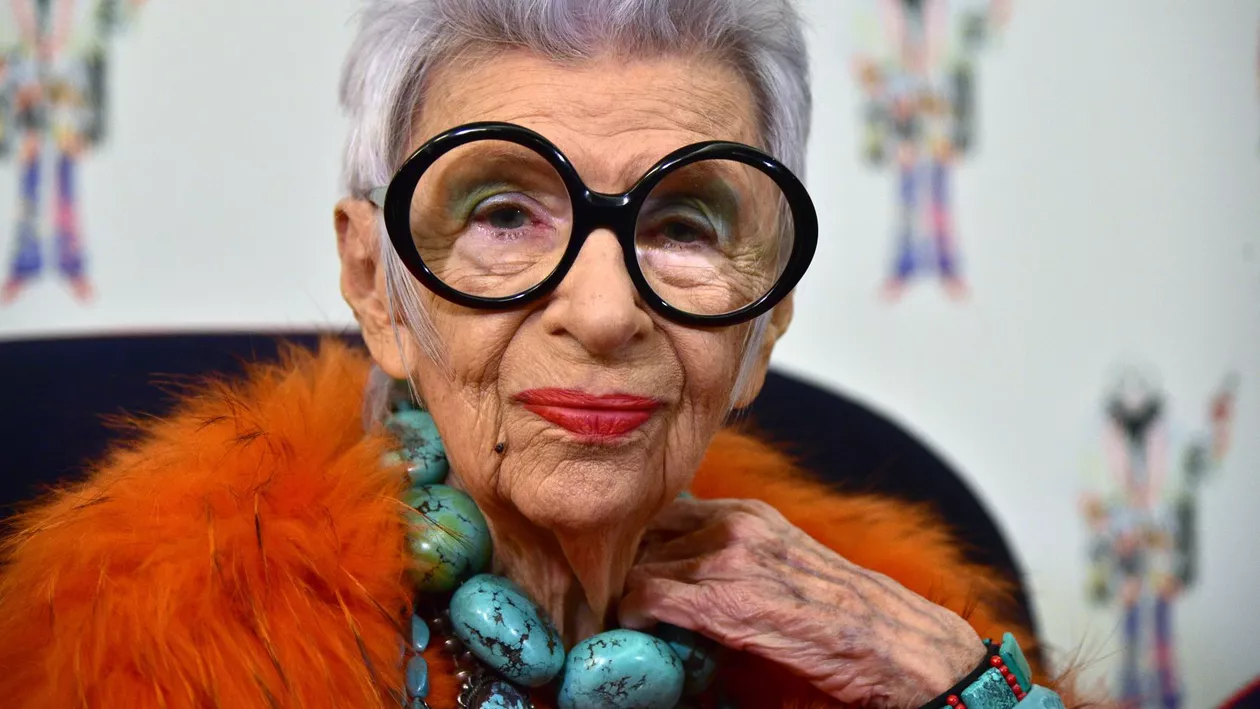 Povestea impresionantă a unei femei care a devenit model la 100 de ani. Iris Apfel a cucerit lumea modei cu ținutele îndrăznețe