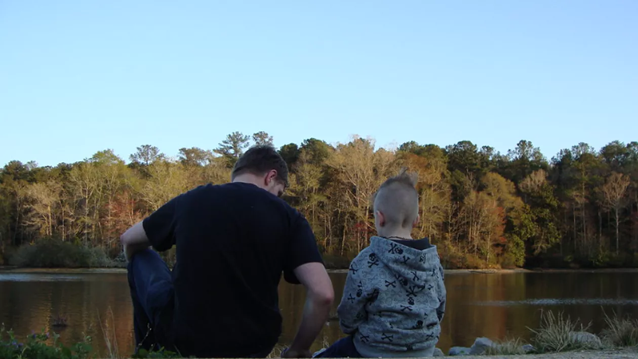 Gestul cu care un tată a emoționat pe toată lumea. Ce a făcut pentru fiul său cu deficiențe de auz (FOTO)