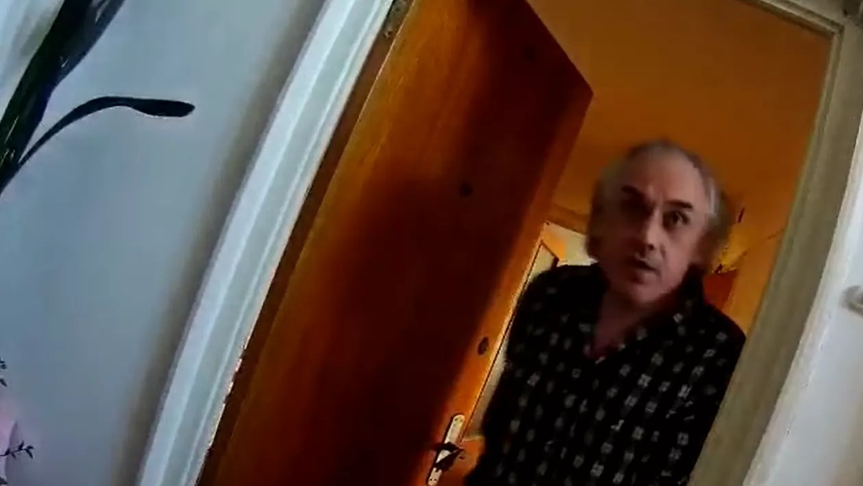 Poliţişti atacaţi de un bărbat în pijamale, după ce i-au bătut la uşă pentru că făcea scandal