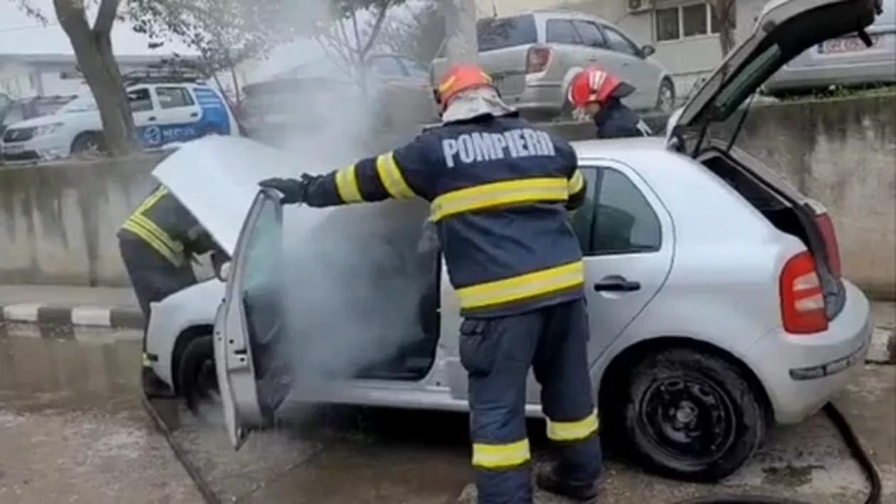 Un autoturism a luat foc din senin în mers în Giurgiu: Au ars materialele combustibile de la compartimentul motor și bordul