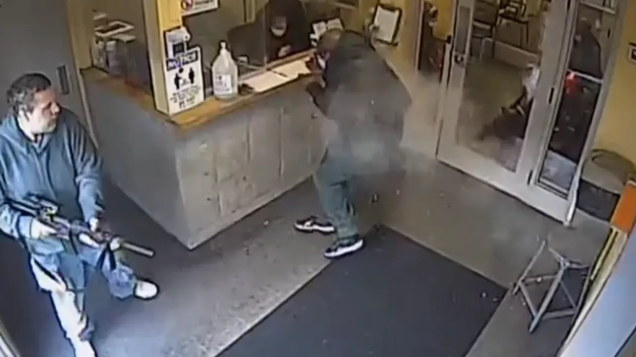 Un paznic neînarmat a reușit să imobilizeze și dezarmeze un bărbat care a încercat să jefuiască o clinică (VIDEO)