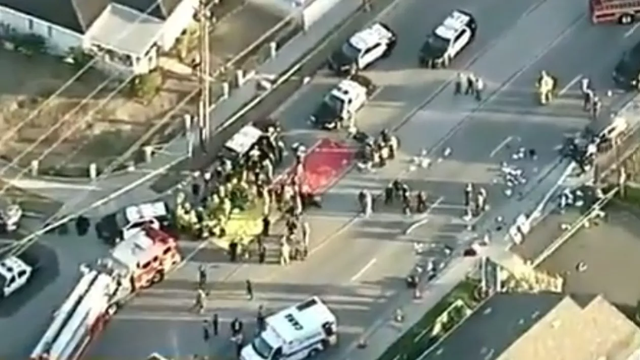 Scene de groază în Los Angeles: un grup de 25 polițiști au fost atacați cu un SUV