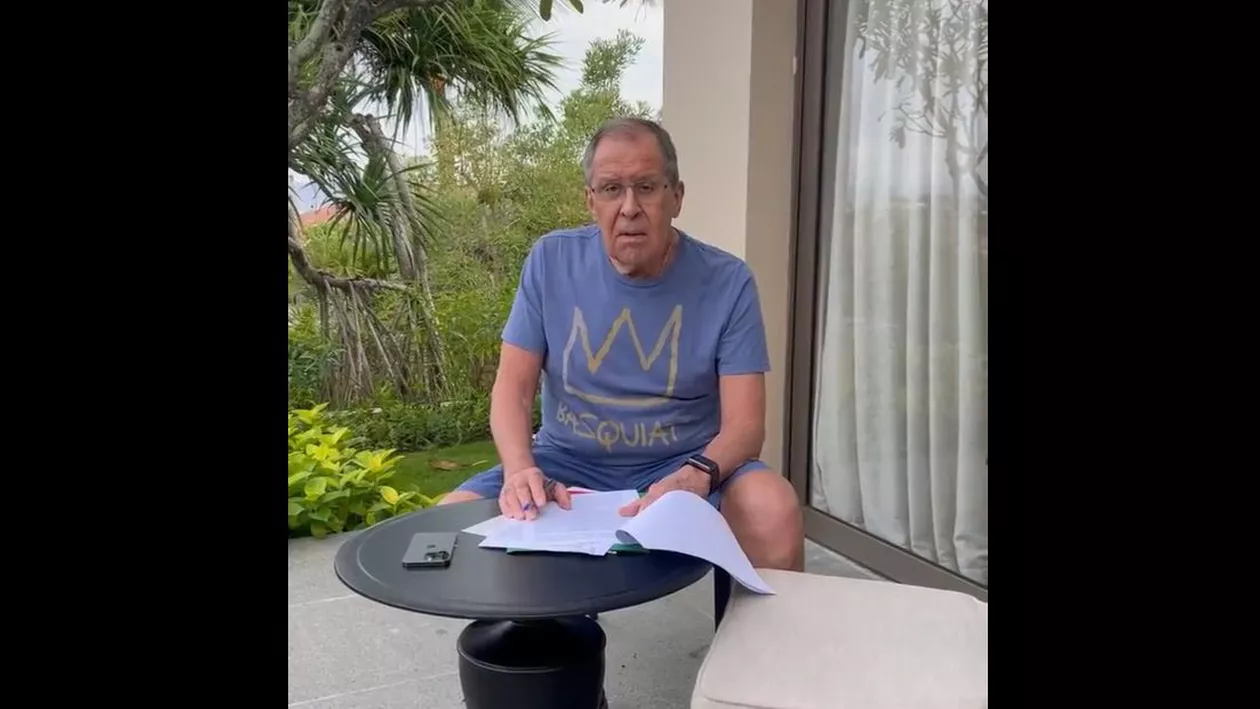 Lavrov se luptă cu Occidentul purtând iPhone și ceas Apple, îmbrăcat cu un tricou al unui artist american bisexual dependent de droguri