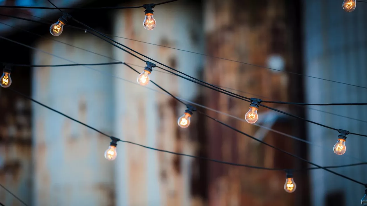 Chișinăul cumpără mai multă energie electrică din România. Ce volume vor furniza producătorii români și la ce tarife