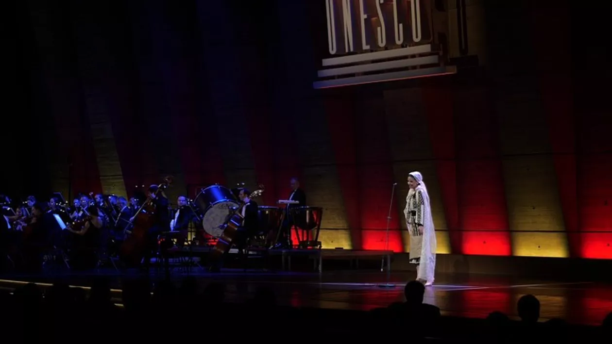 „Povestea iei”, o sărbătoare a culturii românești în Marea sală UNESCO de la Paris. Simona Miculescu: România se modernizează, dar nu va uita niciodată de perenitatea și minunăția tradiției (VIDEO)