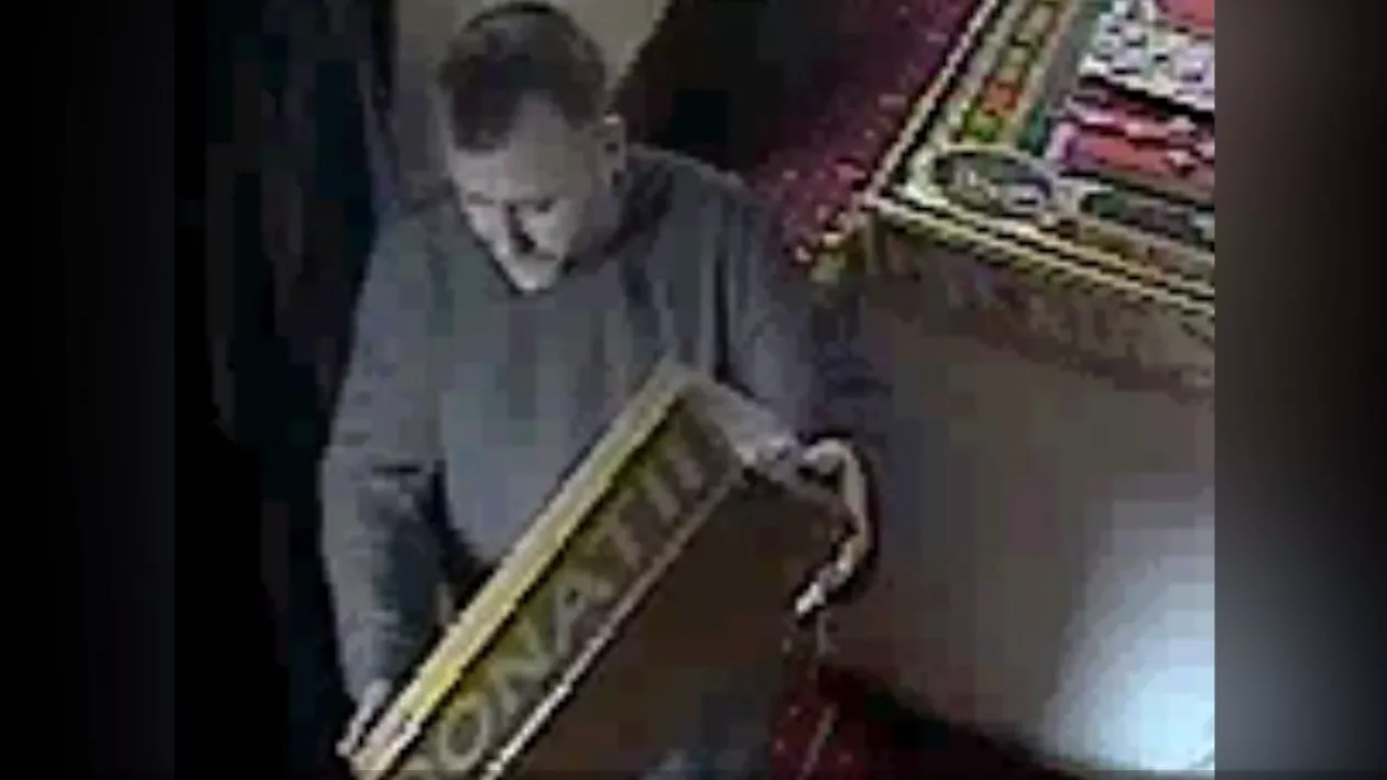 Preot din București, surprins pe camerele video cum scoate bani cu umerașul din cutia milei. Enoriașii: „E un băiat foarte bun Viorel!”