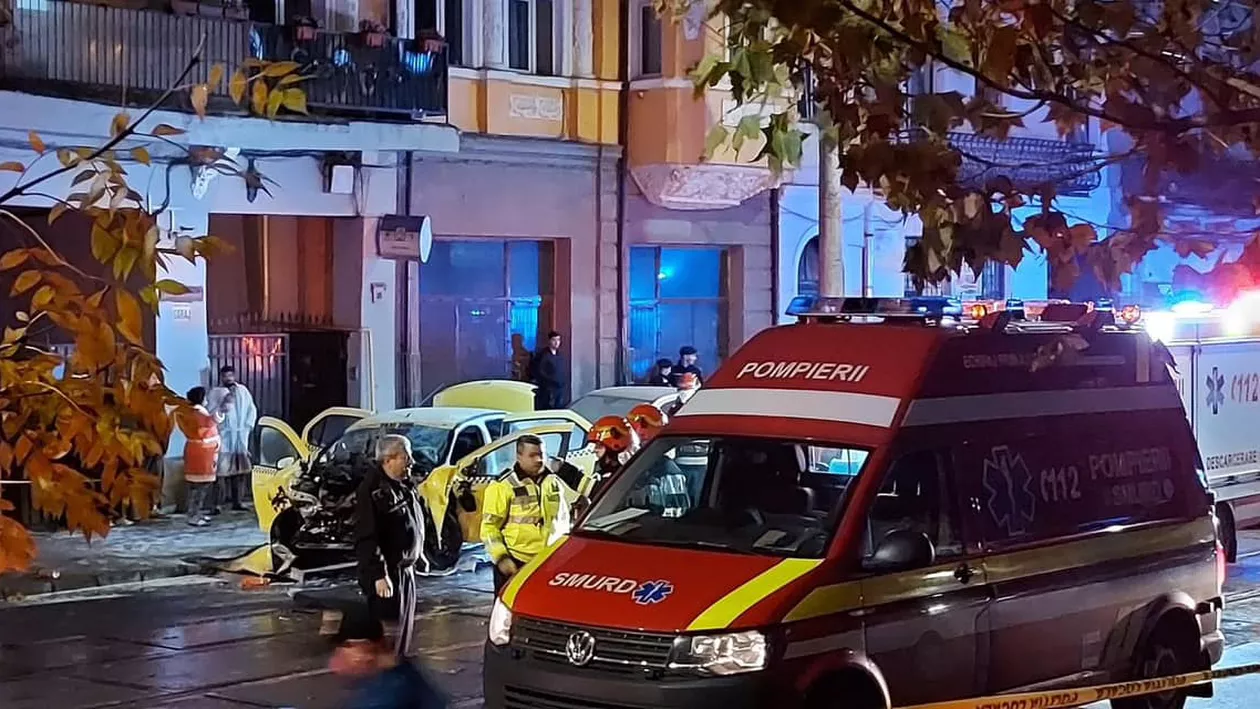 Accident rutier în centrul Bucureștiului! Un taxi a ars ca o torță după impactul cu un autobuz. Șoferul a murit și 4 pasageri sunt răniți (VIDEO)