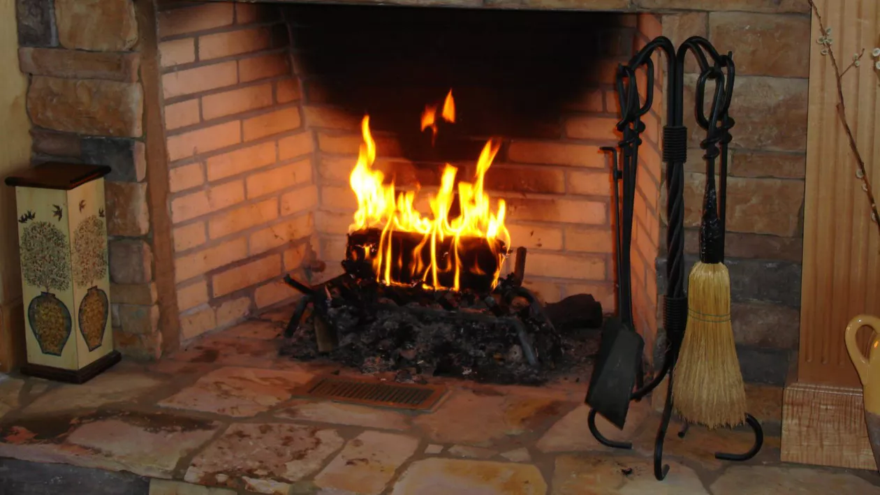 Pagubă uriașă de Crăciun! O mică avere strânsă de un cuplu a ars, ascunsă într-un șemineu: „Când am văzut flăcările, era să leșin”