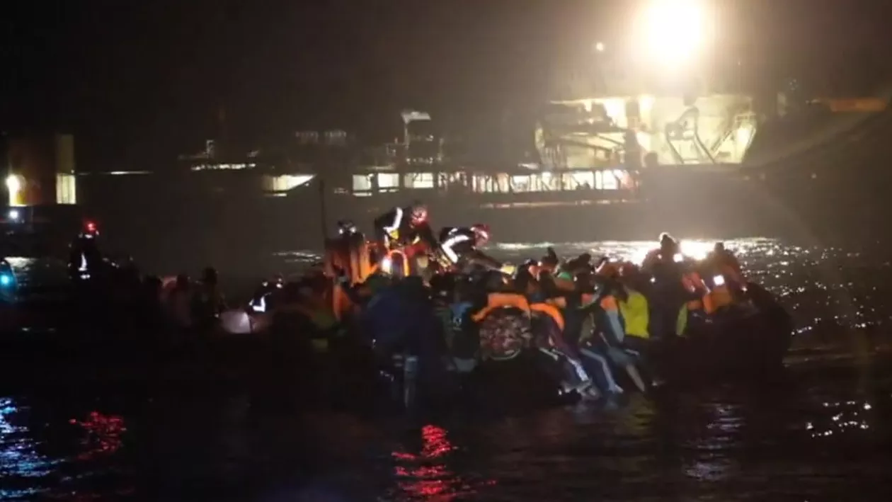 113 migranți au fost salvați de pe o barcă pneumatică ce plutea în Marea Mediterană (VIDEO)