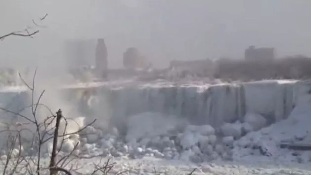 „Viscolul secolului” din SUA transformă cascada Niagara într-o minune de iarnă (VIDEO)