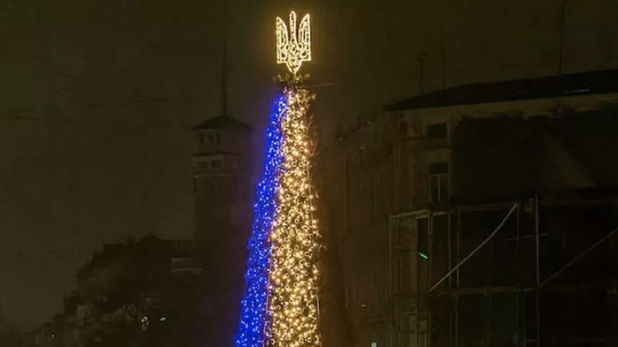 Ucrainenii au aprins bradul invincibilității în centrul Kievului distrus de bombardamente (VIDEO)