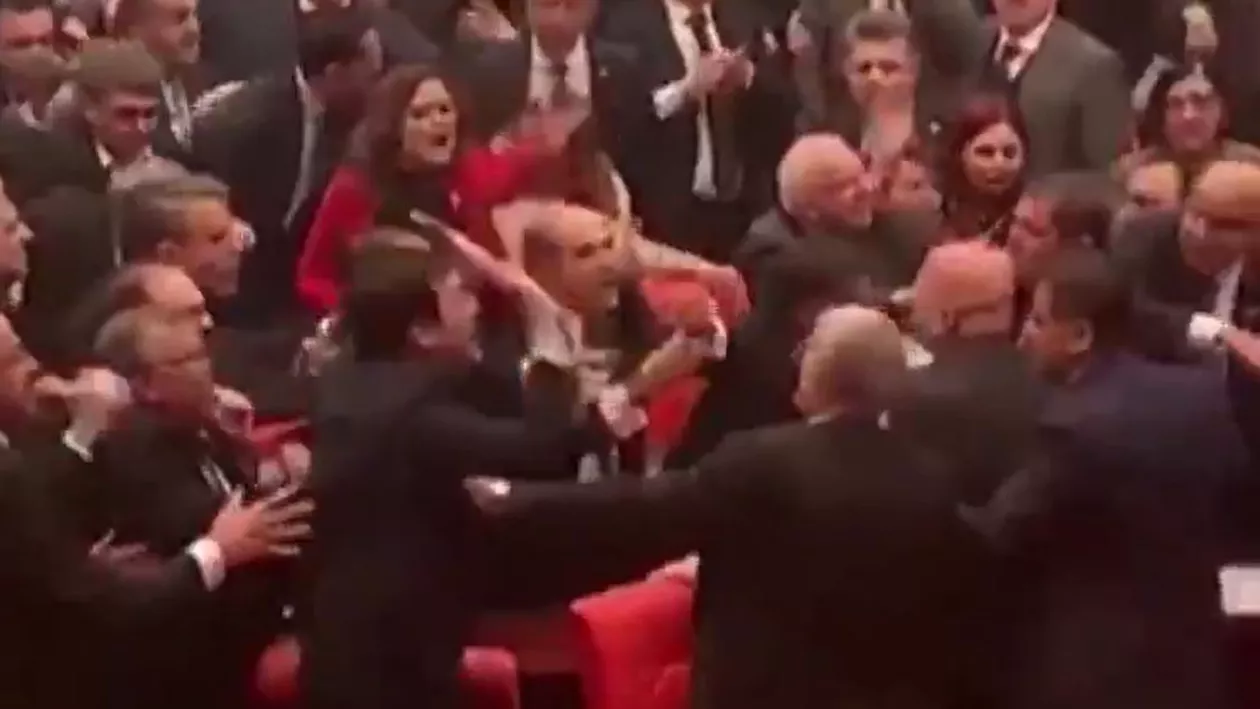 Un deputat turc a fost accidentat grav în timpul unei bătăi în parlament
