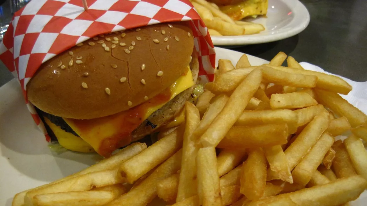 Amenzi de peste 100.000 de lei și un fast-food închis în Brașov de către inspectorii Protecției Consumatorului
