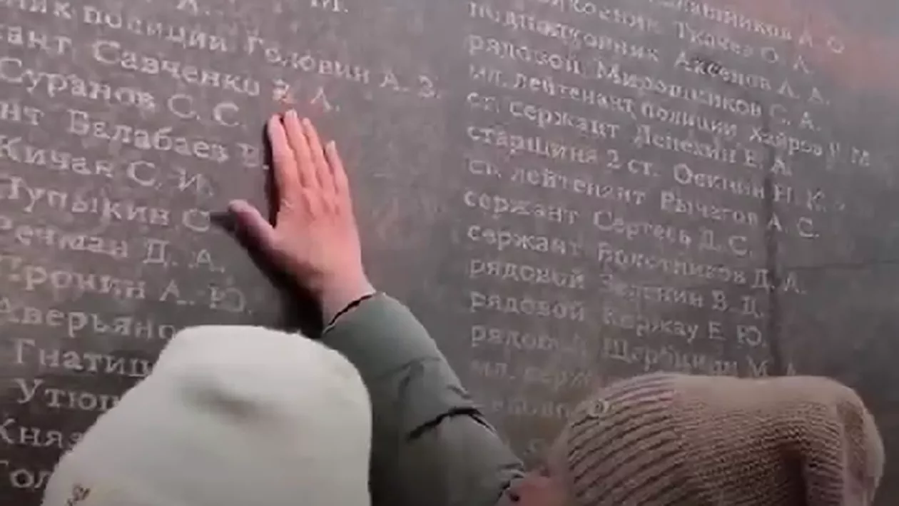 Cum arată monumentul imens inaugurat în onoarea soldaților ruși care au murit în Ucraina: „Un zid al plângerii rusesc” (VIDEO)