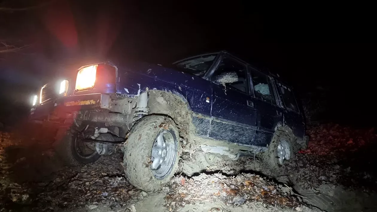 Un cuplu de bătrâni a rămas cu mașina împotmolită în noroi pe un drum forestier din cauza GPS-ului. Operațiunea de salvare a fost îngreunată de condițiile traseului