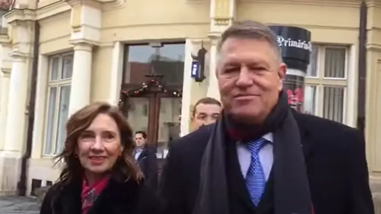 Klaus Iohannis petrece Crăciunul, acasă, la Sibiu. Șeful statului a mers la biserică alături de Prima Doamnă