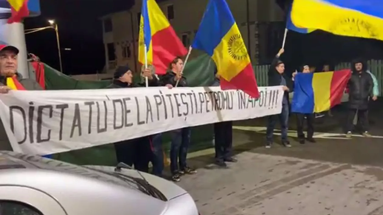 George Simion și mai mulți protestatari au blocat o benzinărie austriacă: „Benzinaria OMV din Pitești!... Ploiești! Iertați-mă, Ploiești!” /  Pe bannerul manifestanților scria tot „Pitești” (VIDEO)
