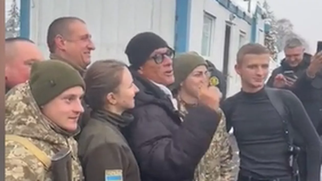 Jean-Claude Van Damme s-a întâlnit cu soldații ucraineni și a exclamat: „Slavă Ucrainei!” (VIDEO)