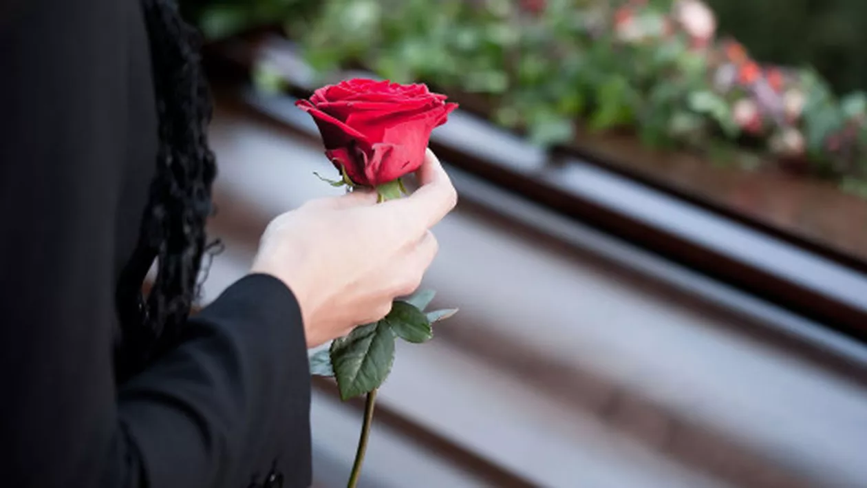 Un bărbat și-a înscenat propria moarte ca să vadă cine vine la înmormântarea lui: „Adevărul este că am vrut să știu cine mă va plânge”