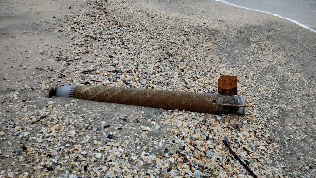 Bucată de rachetă, descoperită pe o plajă de lângă Tulcea / Ministerul Apărării: Sunt rămășițe de la o rachetă rusească