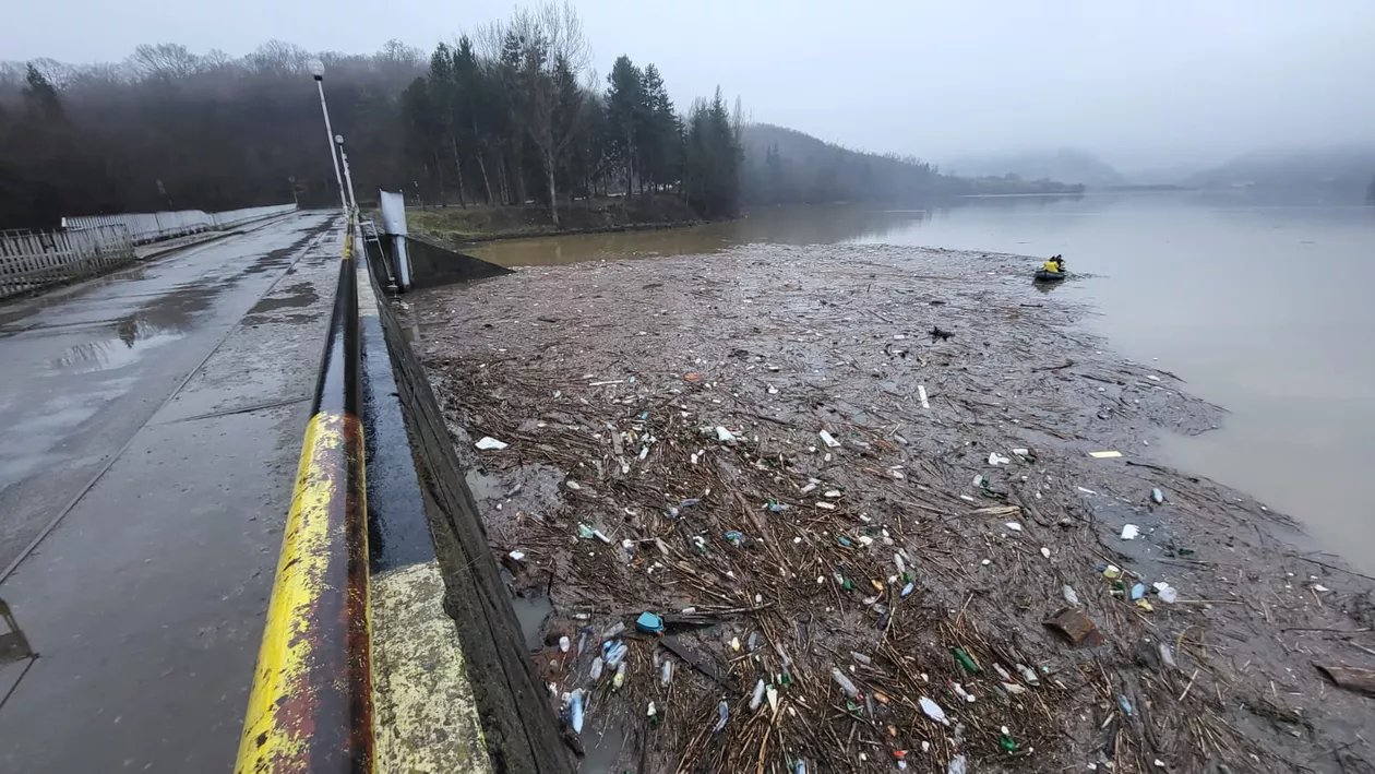 Lacul Gilău, acoperit de deșeuri și gunoaie de la depozitele ilegale din zonă