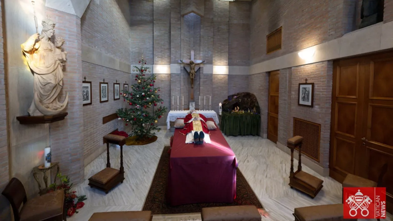 Au fost difuzate primele fotografii cu trupul fostului papă Benedict al XVI-lea, care a încetat din viaţă sâmbătă la vârsta de 95 de ani